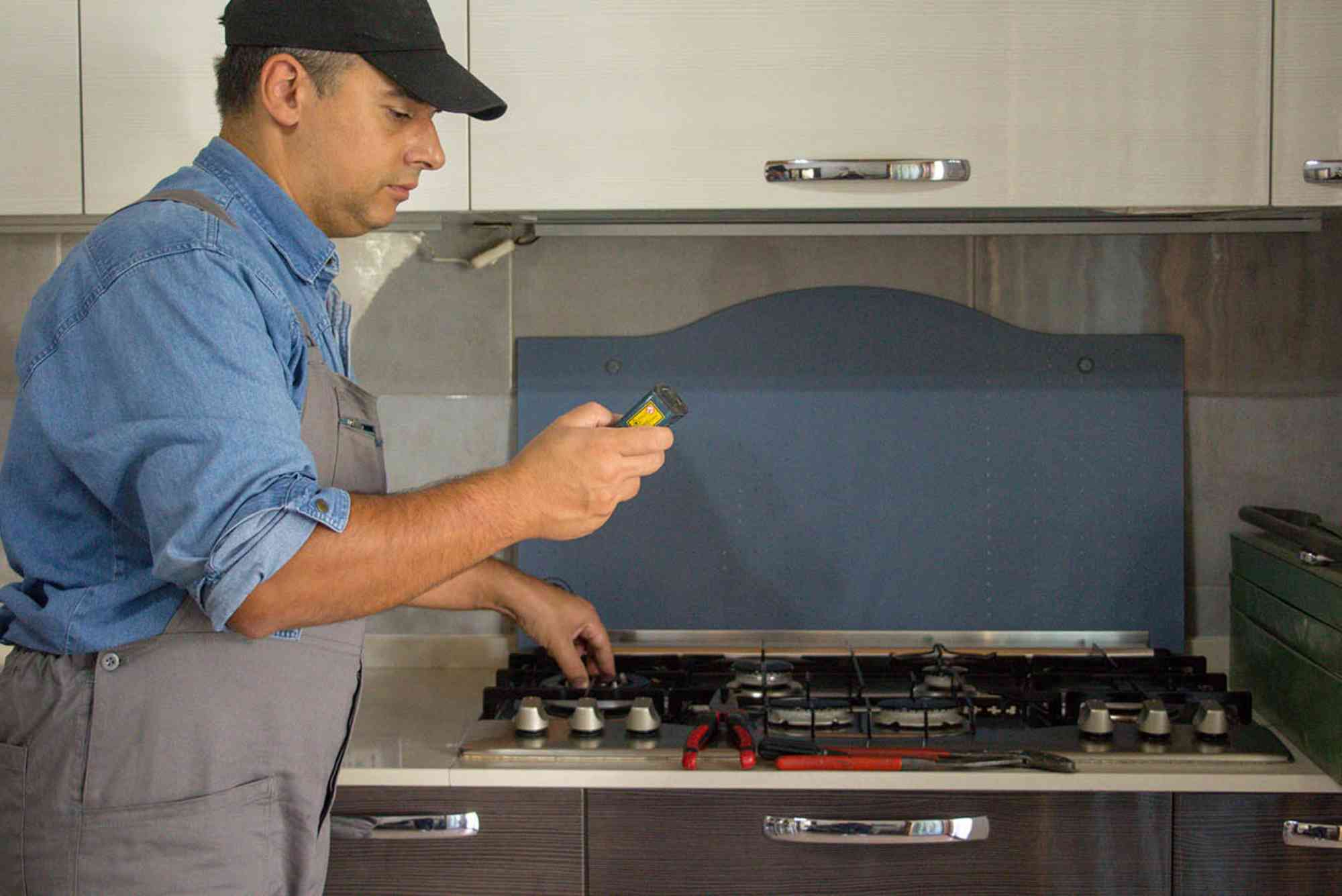 How To Detect Gas Leaks Safely And Prevent Stove Explosions In Dubai