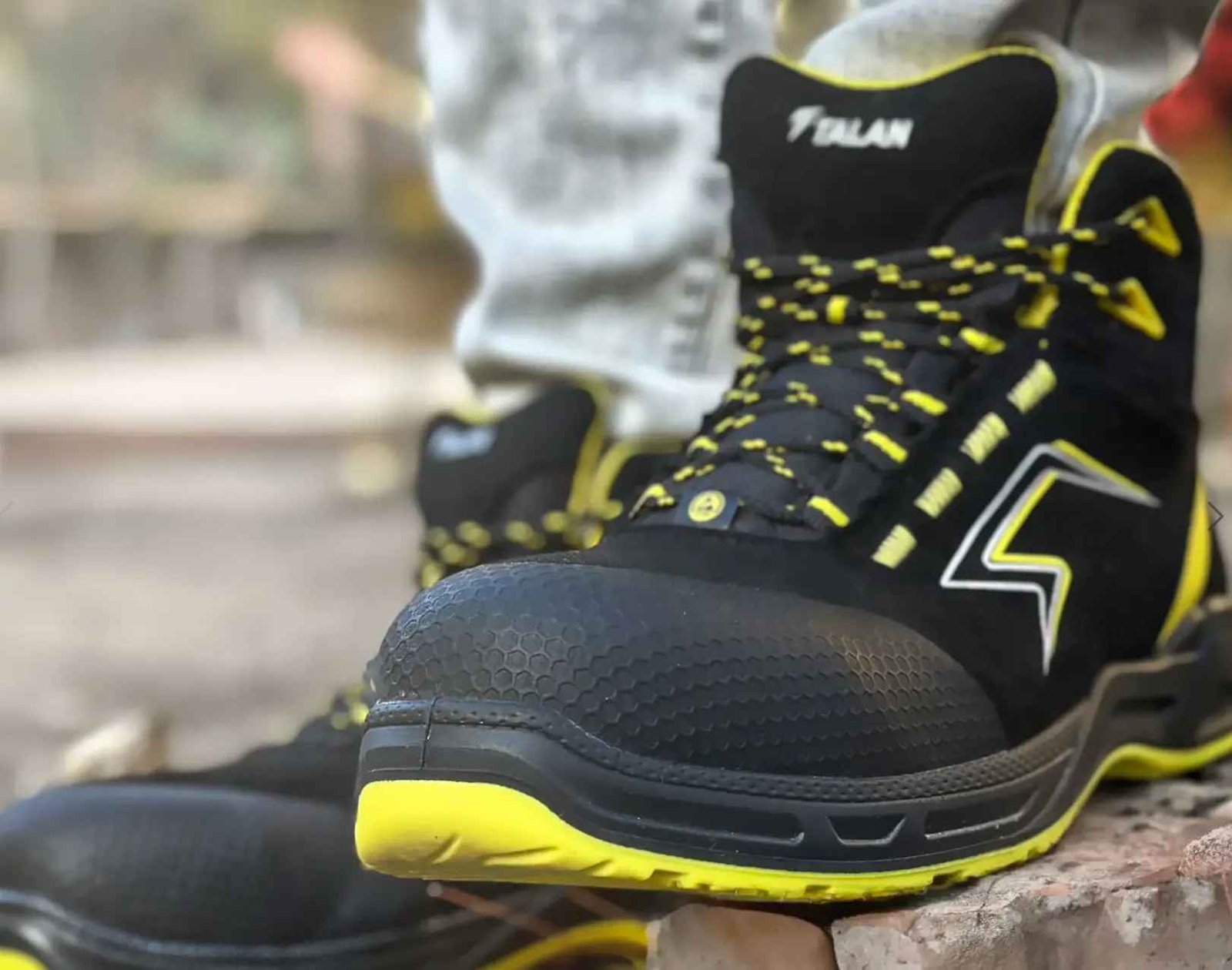 Sole molding technologies and new durability of safety shoes in the UAE